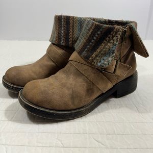Rocket Dog Tavi distressed fold-over side-zip ankle boot; Size 6